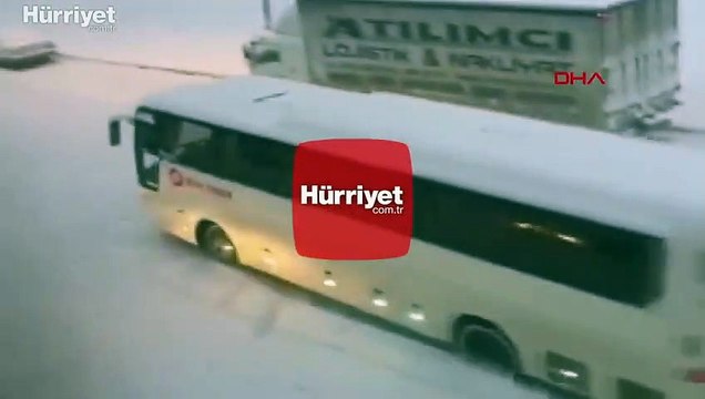 Buzlu yolda yarım saatte 1'i otobüs 3 araç kaza yaptı O anlar kamerada