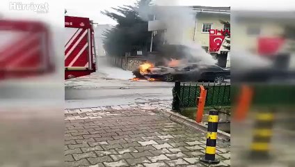 Ümraniye'de park halindeki otomobil alev alev yandı