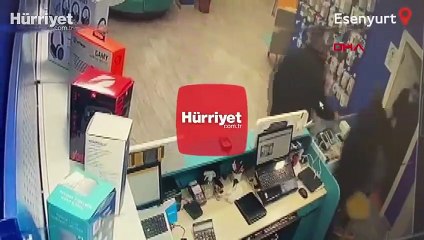 Esenyurt’ta telefonun fiyatını pahalı bulunca iş yeri sahibini vurdu