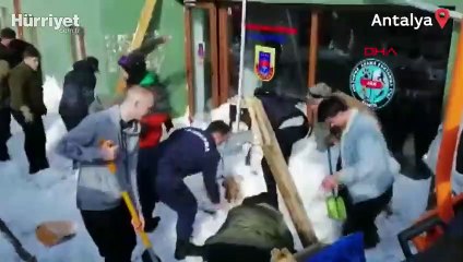 Antalya'da otelin sundurması biriken karla çöktü