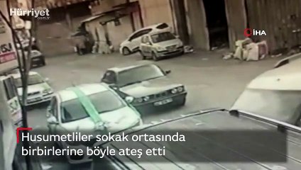 Husumetliler sokak ortasında birbirlerine böyle ateş etti