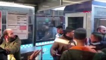 Laleli'de dolu tramvaya binme kavgası kamerada