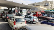 ازدحام في محطات الوقود بسبب نقص البنزين بتونس