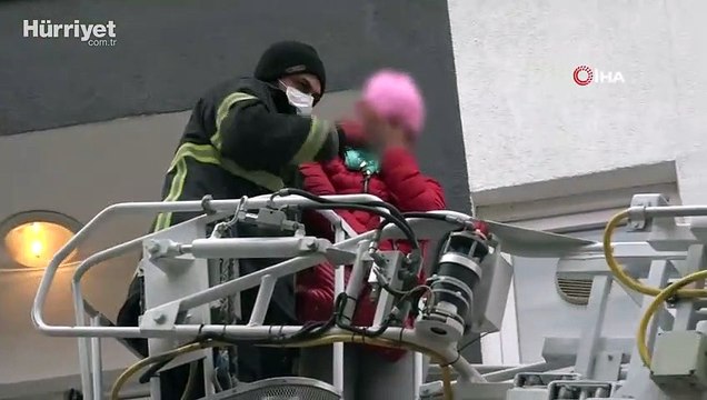 Sevgilisinin 2 hafta boyunca rezidansa kilitlediği kadını polis ve itfaiye kurtardı