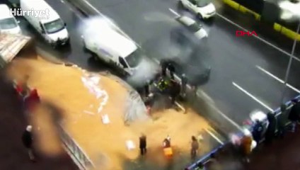 Kamyon devrildi, motosikletli buğday kepeğinin altında kaldı