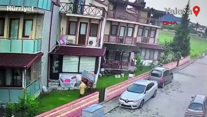 Evine giren tacizciyi son anda fark ederek komşularına sığındı