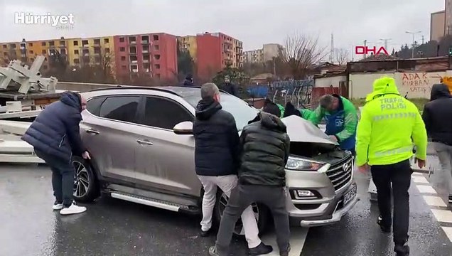  TIR'daki inşaat malzemeleri araçların üstüne düştü