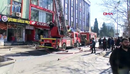 Esenyurt’ta 4 katlı iş merkezinin çatısında yangın