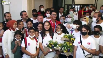 İstanbul'da Mete Gazoz çılgınlığı! Yurda döndü, böyle karşılandı