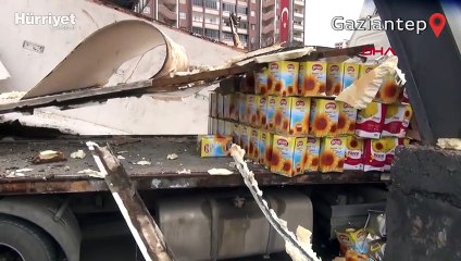 Üst geçide çarpan TIR'ın dorsesi otomobilin üzerine devrildi