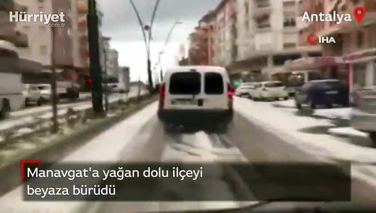 Manavgat'a yağan dolu ilçeyi beyaza bürüdü
