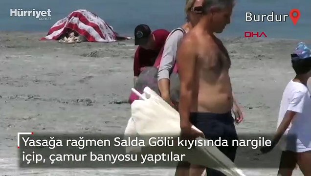 Yasağa rağmen Salda Gölü kıyısında nargile içip, çamur banyosu yaptılar