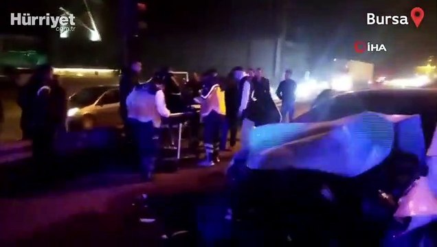 Kırmızı ışıkta bekleyen araca arkadan gelen otomobil çarptı! Yaralılar var
