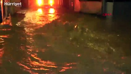 İzmir'de sağanak yağış hayatı olumsuz etkiledi