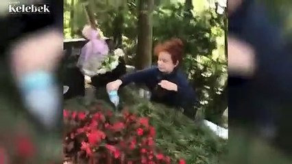 Kızı Beste Açar, Kayahan'ın mezar başında