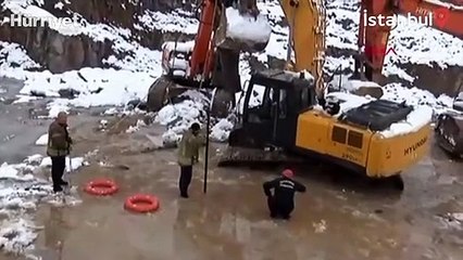 İş makinesinin suya düşme anı kamerada