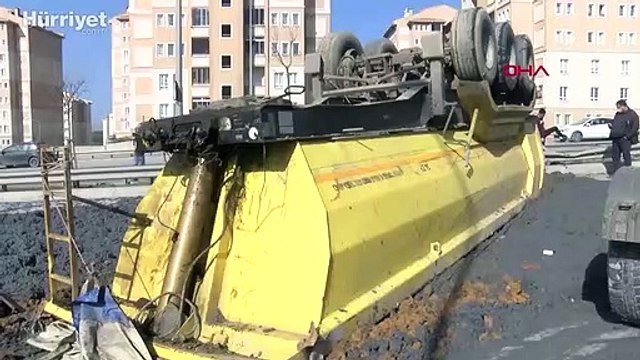Hafriyat kamyonu dorsesi ters döndü tonlarca hafriyat yola saçıldı