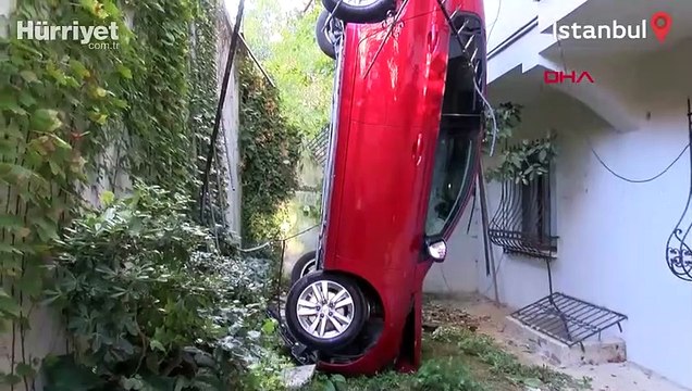 Beşiktaş'ta sürücüsünün fren yerine gaza bastığı otomobil bahçeye düştü