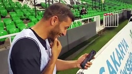 Sakaryasporlu Abdülaziz Solmaz antrenmanda baba olduğunu öğrendi