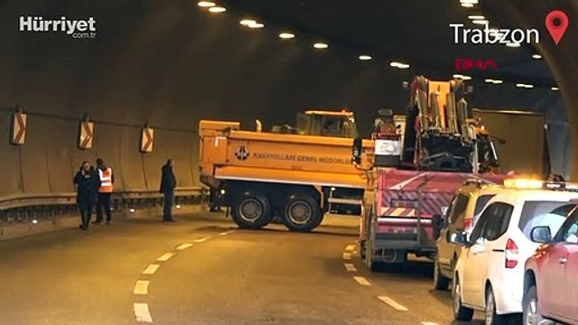 TIR tünelde devrildi, sahil yolunda ulaşım aksadı