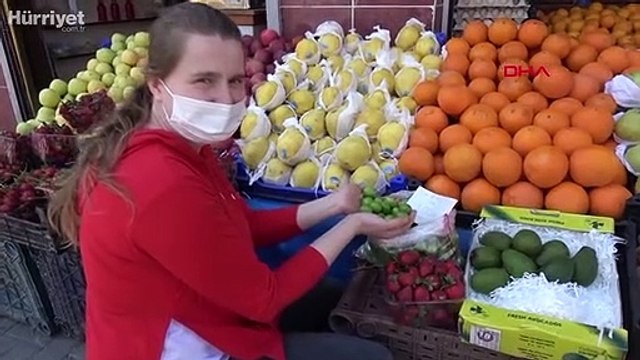 Tezgahlarda kilosu 100 liradan satılan erik, 1 saatte tükendi