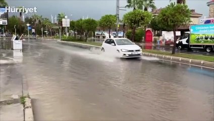 İzmir'de kuvvetli sağanak ve rüzgar! Kordon'da deniz taştı