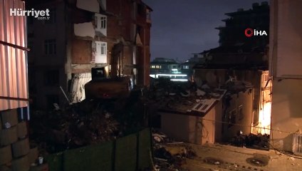 Üsküdar’da patlama yaşanan bina iş makineleriyle yıkıldı