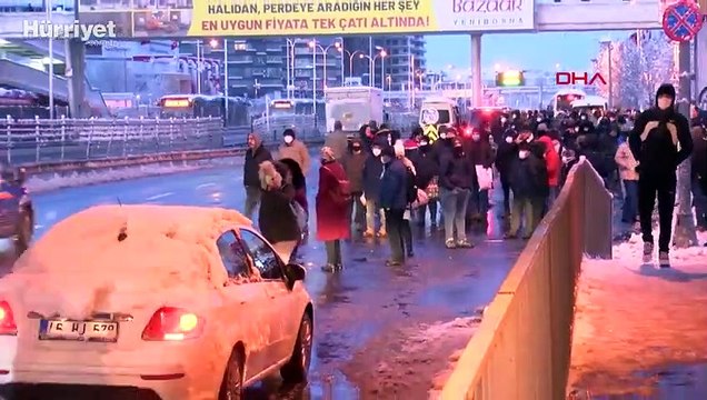 Özel araçların trafiğe çıkışı yasaklandı otobüs duraklarında yoğunluk oluştu