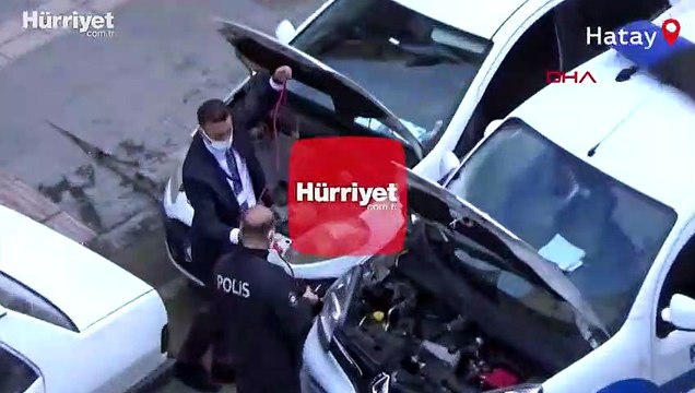 Polis, arızalanan otomobili iterek çalıştırdı