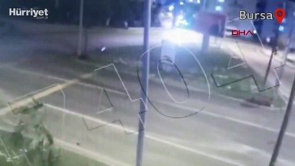 Kırmızı ışıkta geçen otomobil pikaba çarptı  3 ölü, 1 yaralı