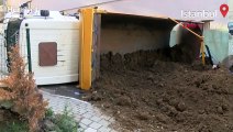 Pendik'te hafriyat kamyonu devrildi, yol kapandı