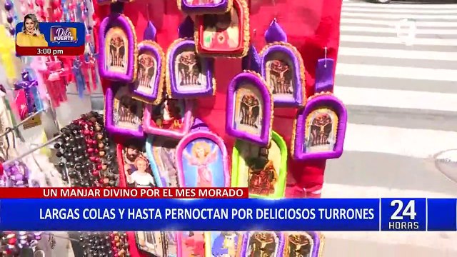 Personas hacen largas colas para comprar turrones