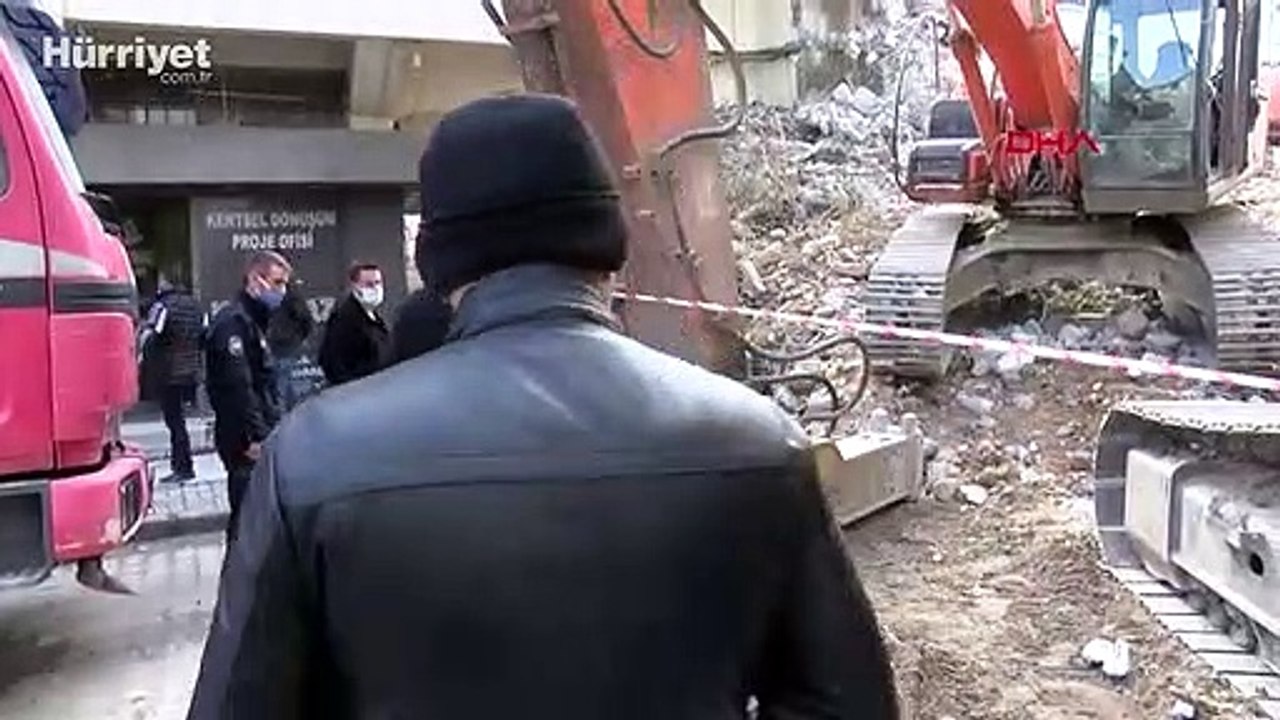 Avcılar'da yıkım sırasında beton blok iş makinesinin üzerine devrildi