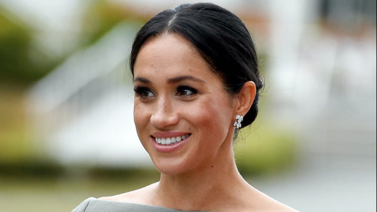 Herzogin Meghan: DARUM trägt sie immer zwei Schuhgrößen größer