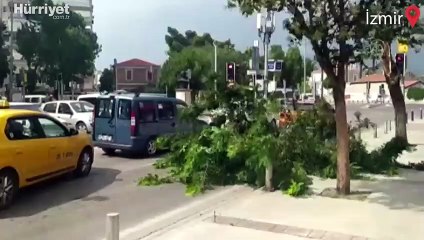 İzmir'de kısa süreli fırtına hayatı olumsuz etkiledi