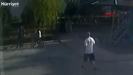 Çocukları salçaya taş attığı iddiasıyla dövdü  o anlar kamerada