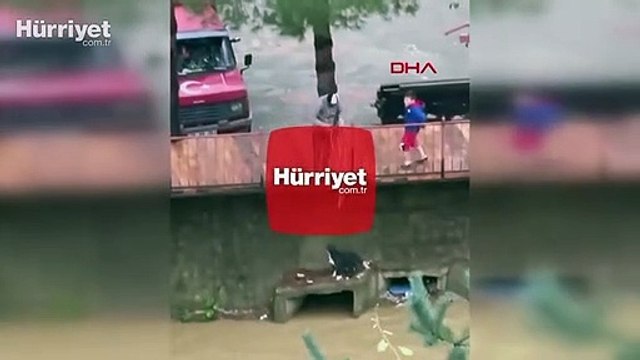 Korkuluklara bağladığı iple dereye inip mahsur kalan köpeği kurtardı