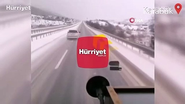 Karlı yolda giden otomobil böyle takla attı