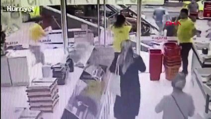 Kasımpaşa'da hafif ticari araç durağa daldı  feci kaza kamerada