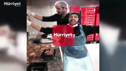 Hazır döner paketleyen çalışanlardan skandal görüntü