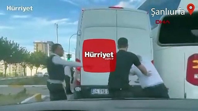 Şanlıurfa'da otobüs şoförü, yol verme tartışmasında minibüsün önünü kesip sopayla saldırdı