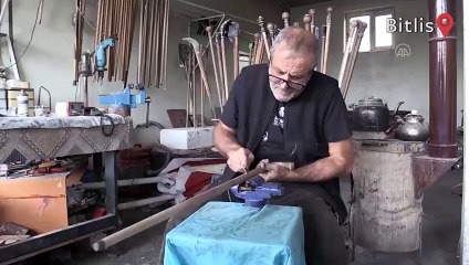 Cumali usta, "Sultan Alparslan" resmiyle süslü bastonlar üretti