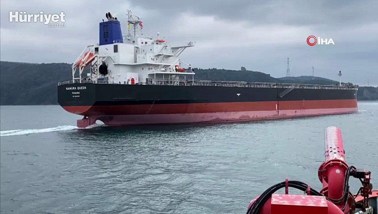 Açılan ateş sonucu hasar alan gemiler Türk kurtarma römorkörleri refakatinde Boğaz’dan geçti