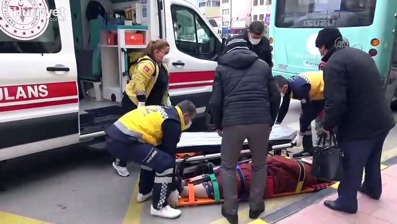 Halk otobüsünden düşen kadın yaralandı