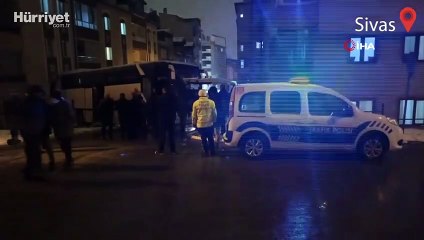 Yolcu otobüsü buzlanan yolda böyle kaydı