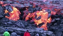 İzlanda'da 800 yıl sonra lav püskürten yanardağ, ziyaretçi akınına uğradı