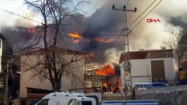 Artvin'in Yusufeli ilçesinde yangın! 50'den fazla ev yanıyor