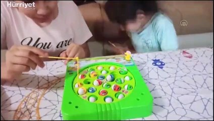 Kızlarının İsrail hava saldırısı korkusunu yenmeye çalışan Gazzeli baba bombardımanda hayatını kaybetti