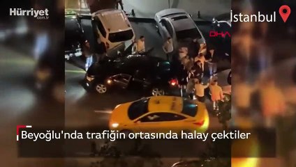 Beyoğlu'nda trafiğin ortasında halay çektiler