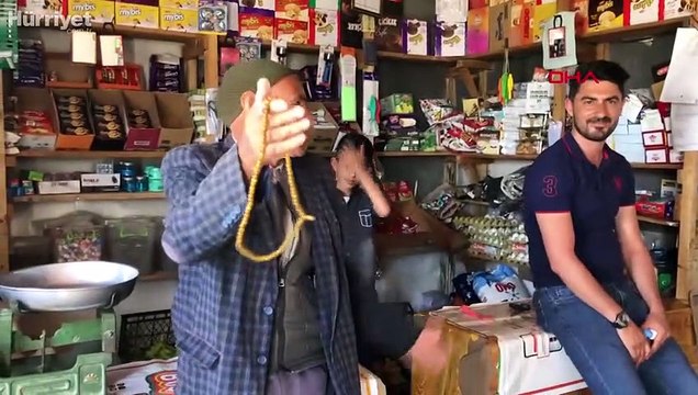 Kahkahalarıyla çevresindekileri de gülme krizine sokuyor